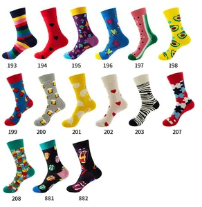 Auswahlkarte mit 15 farbenfroh gemusterten Baumwollsocken für trendige Modestile