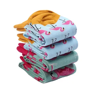 Chaussettes en coton colorées empilées avec de mignons motifs de flamants roses
