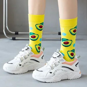 Bequeme gelbe Baumwollsocken mit lebhaftem Avocado-Cartoon-Druck für Streetstyle-Mode