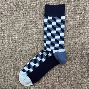 Detailansicht von Herren-Wadenstrümpfen mit blauem geometrischem 3D-Schachbrettmuster