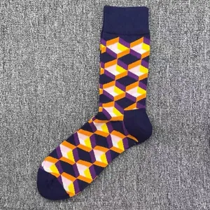 Detailansicht von Herren-Baumwollsocken mit einem lebendigen geometrischen 3D-Würfelmuster