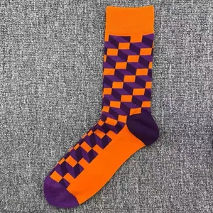 Herren Socken mit orange-violettem 3D-Schachbrettmuster im Trend