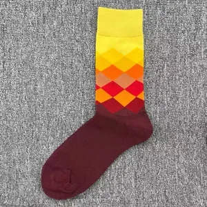 Detailansicht des bunten Rautenmusters auf Baumwoll-Herrensocken mit Farbverlaufseffekt