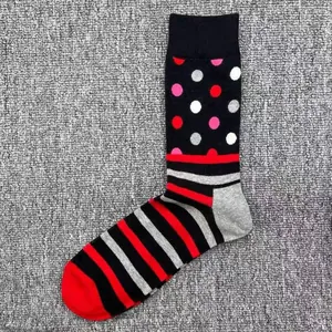 Detailansicht bunter Herrensocken mit Punkt- und Streifenmustern