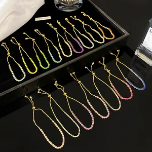 Detailansicht bunter verstellbarer Kristallarmbänder mit Goldlegierung auf Display
