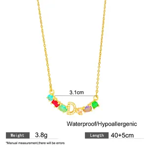 Vue détaillée d'un collier doré avec la lettre D arc-en-ciel et ses spécifications