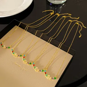 Détail montrant des cristaux arc-en-ciel multicolores sur des colliers à lettres