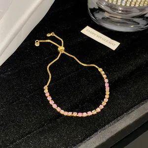 Detailansicht eines eleganten, verstellbaren Goldarmbands mit funkelnden rosa Kristallen