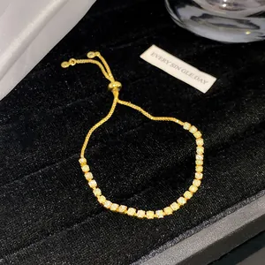 Eleganzes goldfarbenes verstellbares Tennisarmband mit brillant funkelnden Kristallsteinen