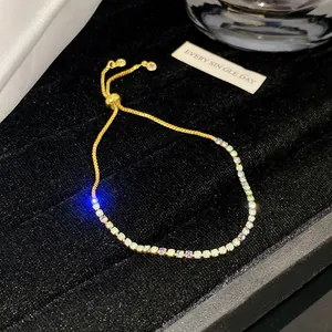 Detailaufnahme eines verstellbaren vergoldeten Armbands mit bunten schillernden Kristallen