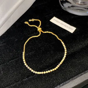 Nahaufnahme eines luxuriösen vergoldeten verstellbaren Armbands mit glitzernden Zirkonia