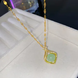 Collier pendentif pochette doré avec pierre vert clair et détails en CZ brillant
