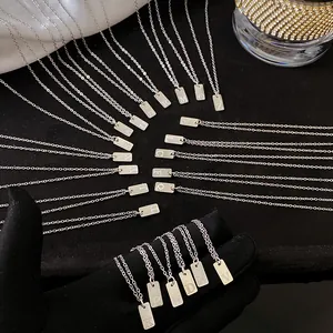 Collier Pendentif Lettre Initiale en Acier Titane Minimaliste Unisexe Or Argent Étiquette Rectangulaire Bijoux de Mode Cadeau