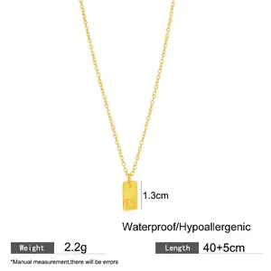 Détail du pendentif lettre D en acier titane avec dimensions et poids.
