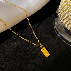 Vue détaillée d'un collier en acier titane doré avec un pendentif lettre K gravée