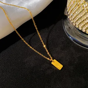 Vue détaillée d'un collier en acier titane doré avec pendentif rectangulaire lettre N