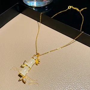 Vista dettagliata della collana creativa con ciondolo a forma di bambù e strass scintillanti