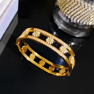 Detailopname van een gouden madeliefje armband van titanium staal met glinsterende steentjes