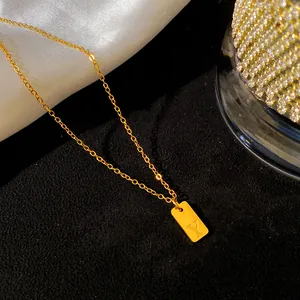 Gros plan détaillé d'un collier pendentif en acier titane gravé de la lettre Y