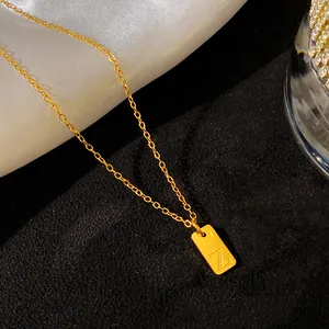 Gros plan d'un collier en acier inoxydable doré avec un pendentif lettre Z gravé