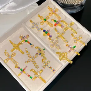 Λεπτομερής άποψη διαφόρων χρυσών σταυρών 18K με πέτρες ζιργκόν σε δίσκο κοσμημάτων