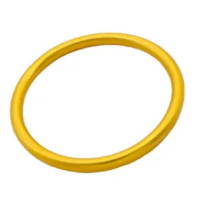 Dettaglio di un bracciale rigido minimalista in oro antico opaco con marchio 999