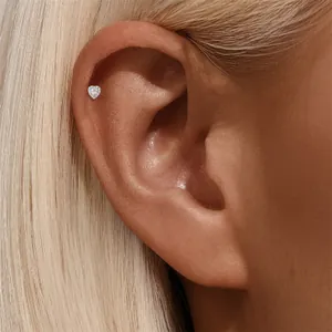 Detailansicht eines herzförmigen Moissanit-Ohrsteckers für ein Helix-Piercing in Silber