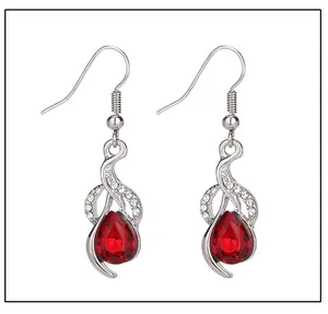 Elegante silberfarbene Tropfenohrringe mit leuchtend rotem Kristall und weißen Strasssteinen.