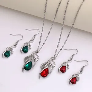 Elegantes Schmuckset mit roten und grünen Tropfenanhängern an Halsketten und Ohrringen.