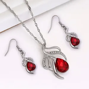 Elegantes Luxus Schmuckset mit rotem Kristall Halskette und passenden Ohrringen