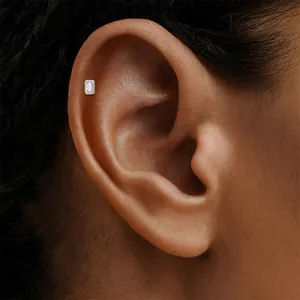 Detailansicht von Moissanit-Ohrstecker aus 925er Silber mit Smaragdschliff-Halo-Design.