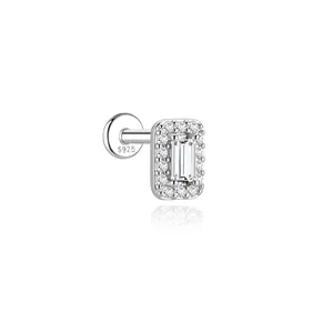 Detailansicht des S925 Sterling Silber Smaragdschliff Moissanit Halo Labret Steckers