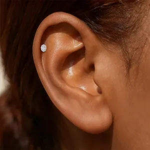 Makroansicht eines D-farbigen Moissanit-Ohrsteckers aus 925er Sterlingsilber für Helix-Piercings
