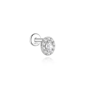Nahaufnahme eines Labret-Ohrsteckers aus 925er Silber mit funkelnden Moissanit-Steinen.