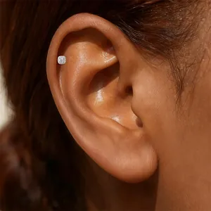 Detailansicht eines Moissanit-Knorpelsteckers, der an einem Helix-Piercing getragen wird