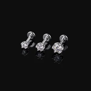 Makro-Detail von drei Moissanit-Labret-Piercings mit S925-Gravur