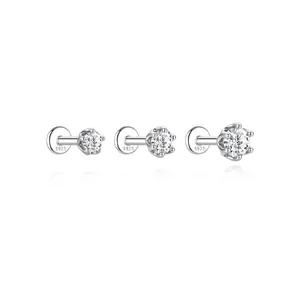 Detaillierte Nahaufnahme von drei 925er Sterlingsilber Moissanit Labret-Steckern in Größen