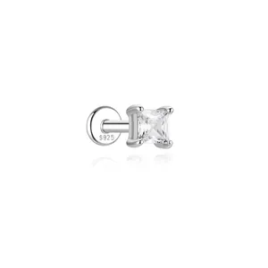 Nahaufnahme von S925 Sterling Silber Knorpelpiercing-Stecker mit quadratischem Moissanit