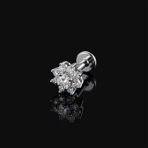 Detailaufnahme eines S925 Sterling Silber Moissanit Blumensteckers mit flacher Rückseite