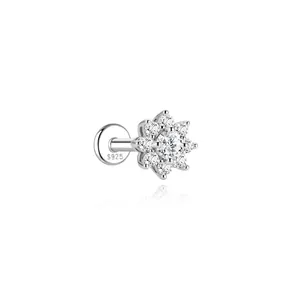 Detailansicht eines S925 Sterlingsilber Blumen-Ohrsteckers mit funkelnden Moissanit-Steinen