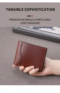 Dettaglio in primo piano di un portafoglio bifold in morbida pelle PU marrone da uomo