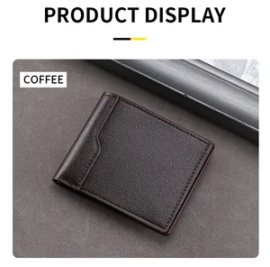 Primo piano di un portafoglio corto da uomo in pelle PU color caffè con finitura testurizzata