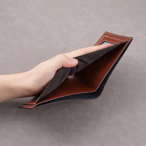 Elegante portafoglio uomo marrone in pelle PU con fessure per carte e finestra per ID