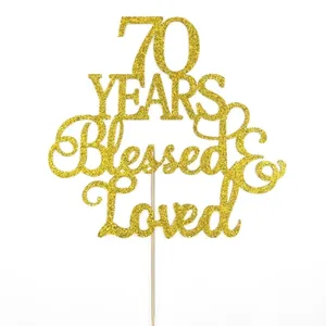 Λεπτομερές κοντινό πλάνο χρυσού γκλίτερ '70 Years Blessed & Loved' διακόσμηση