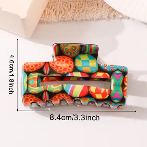 Detailansicht der quadratischen Haarklammer mit bunten Eiermustern und 8,4 cm Maßen