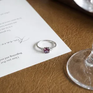 Eleganter minimalistischer Silberring mit einem runden, farbwechselnden Alexandrit-Edelstein.