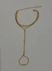 Vue détaillée d'un bracelet de doigt plaqué or avec des pierres de zircon marquise