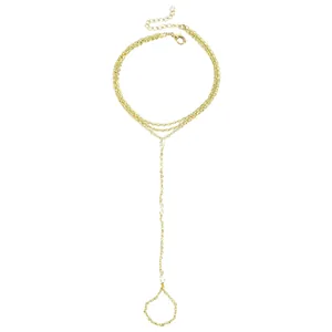 Détail d'un bracelet de main doré orné de zircons transparents en forme de marquise