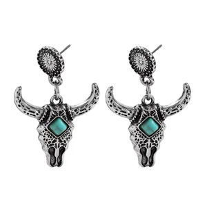 Dettaglio di orecchini a forma di teschio di toro in argento vintage
