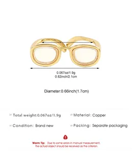 Détails de la bague en cuivre dorée en forme de lunettes avec poids et dimensions.